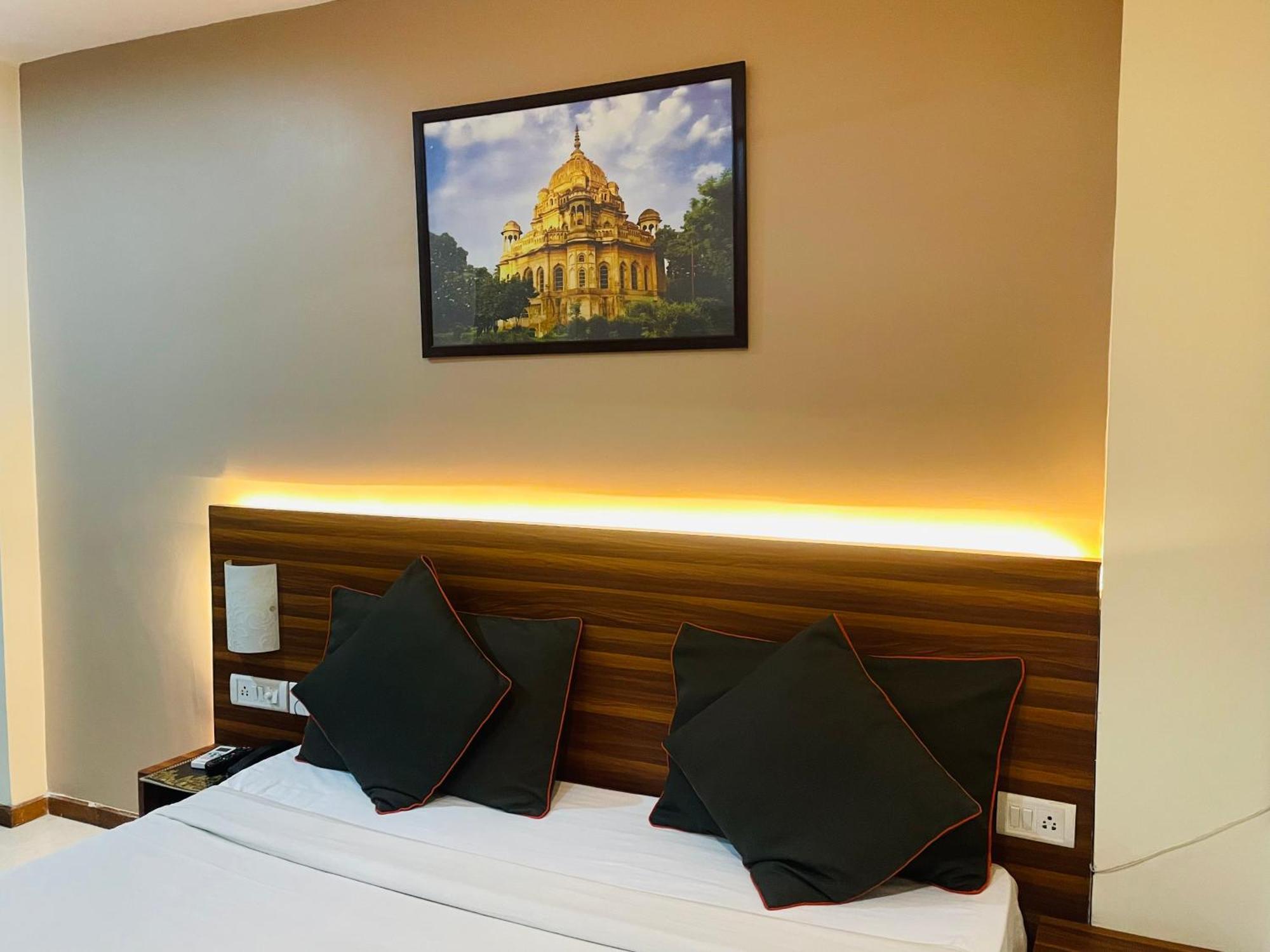 The Royal Presidency Inn Lucknow Exterior photo