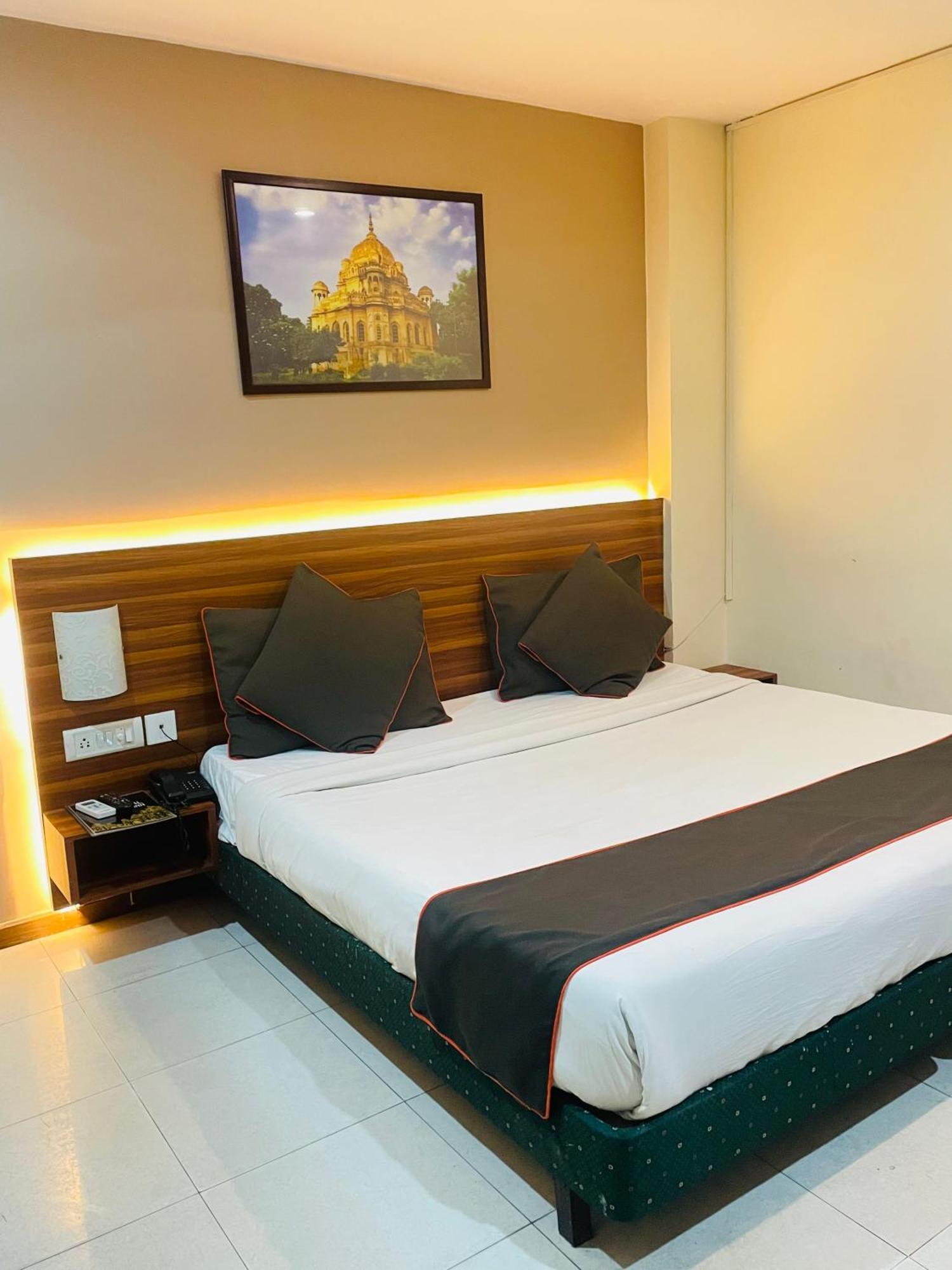 The Royal Presidency Inn Lucknow Exterior photo