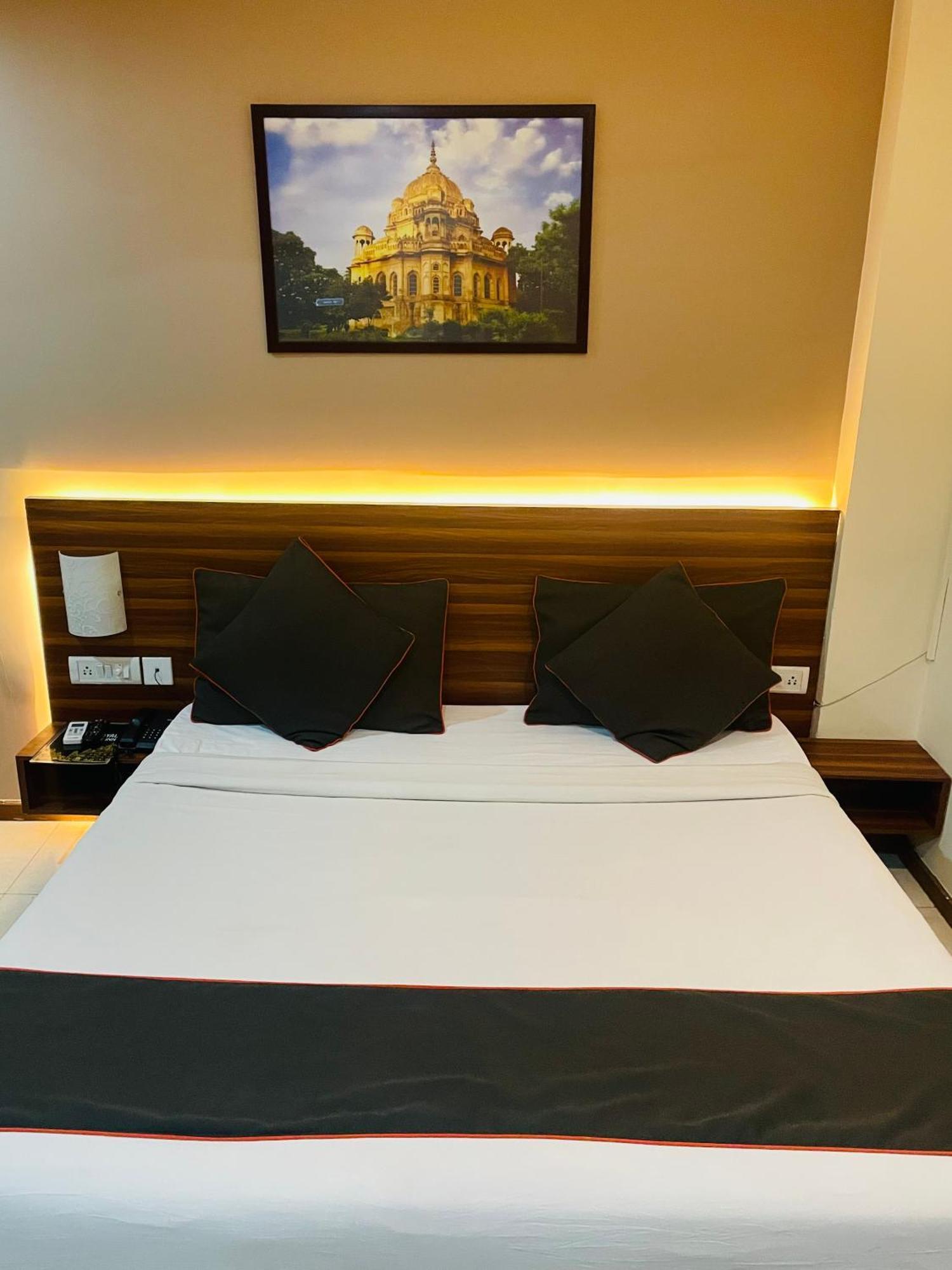 The Royal Presidency Inn Lucknow Exterior photo