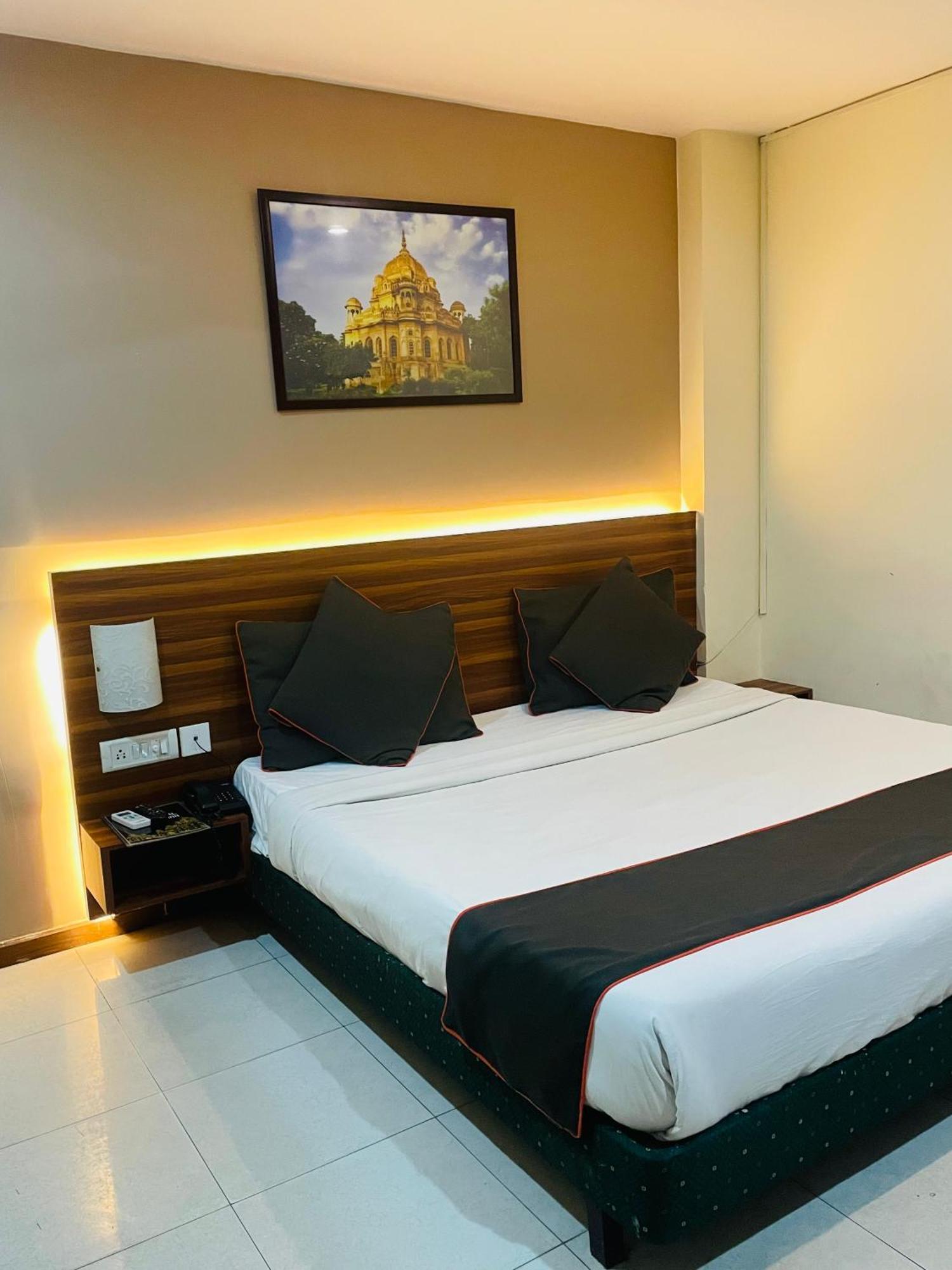 The Royal Presidency Inn Lucknow Exterior photo