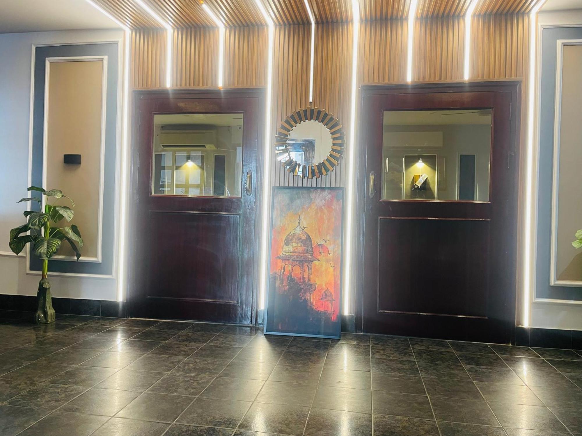 The Royal Presidency Inn Lucknow Exterior photo