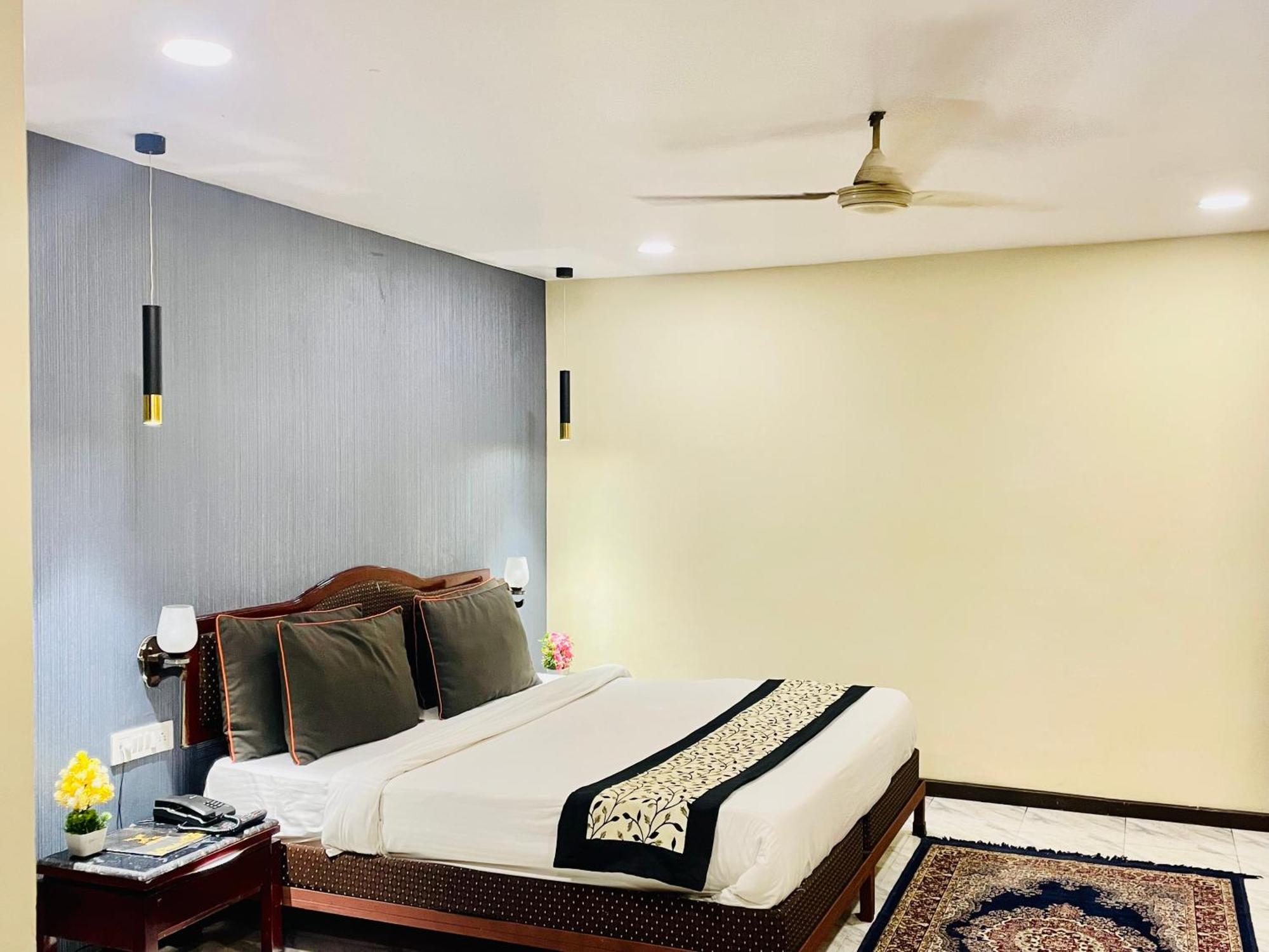 The Royal Presidency Inn Lucknow Exterior photo