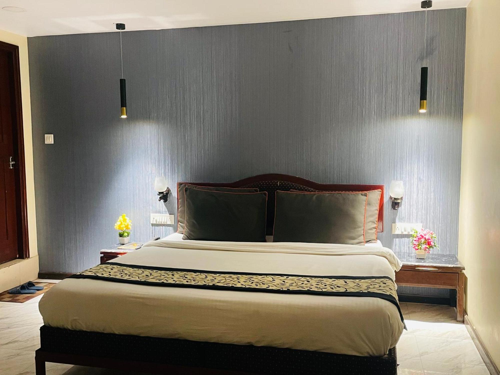 The Royal Presidency Inn Lucknow Exterior photo