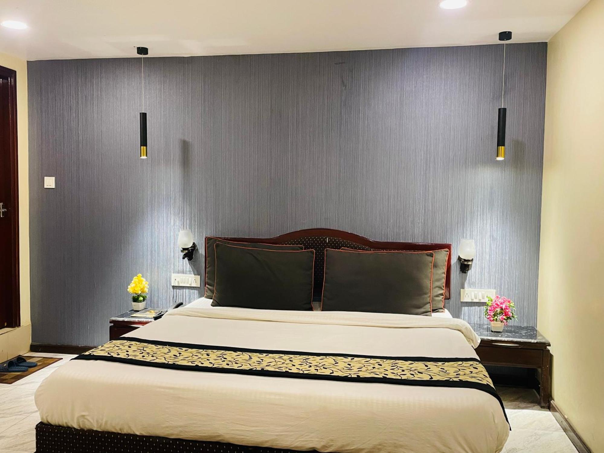 The Royal Presidency Inn Lucknow Exterior photo