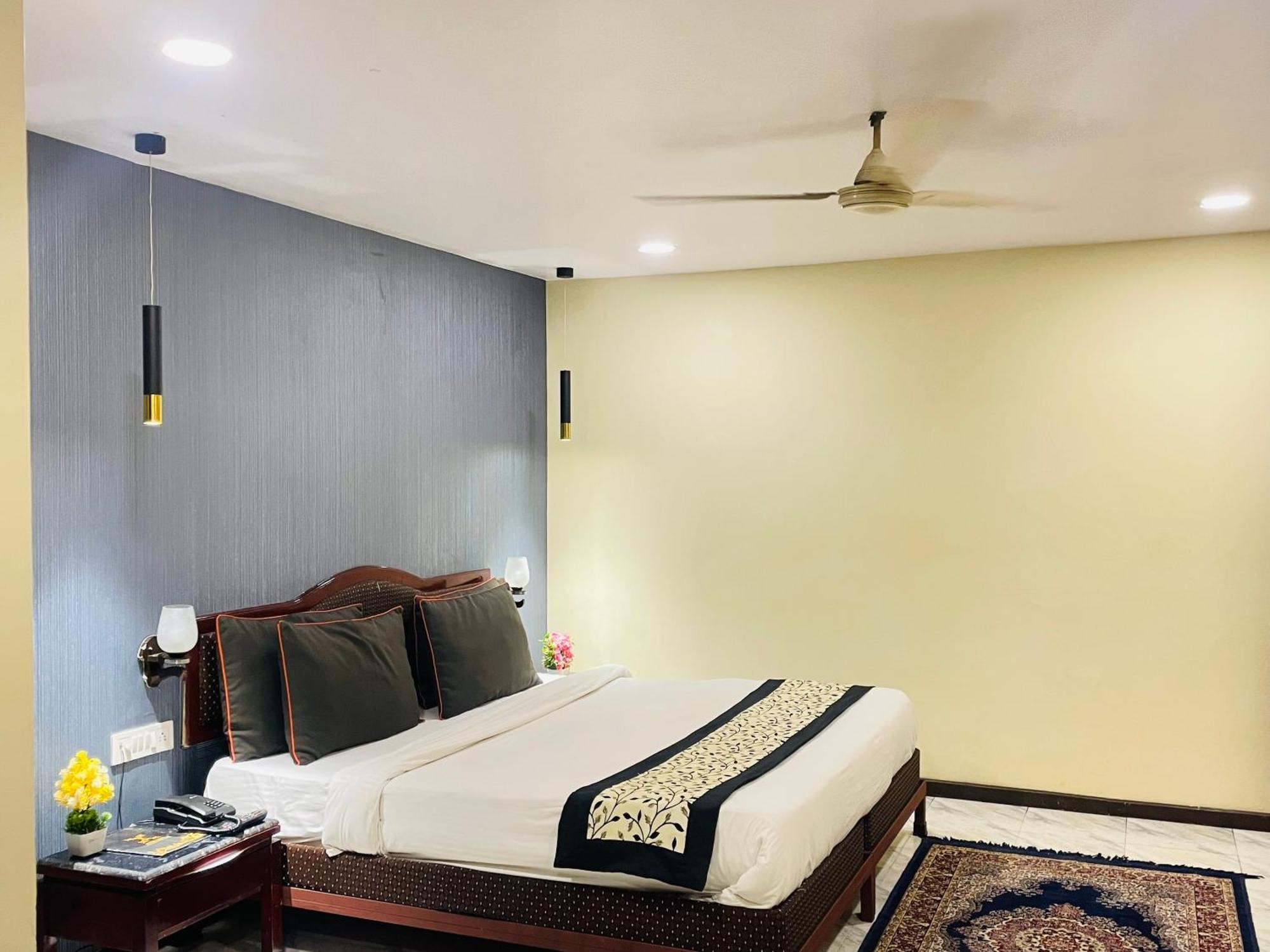 The Royal Presidency Inn Lucknow Exterior photo